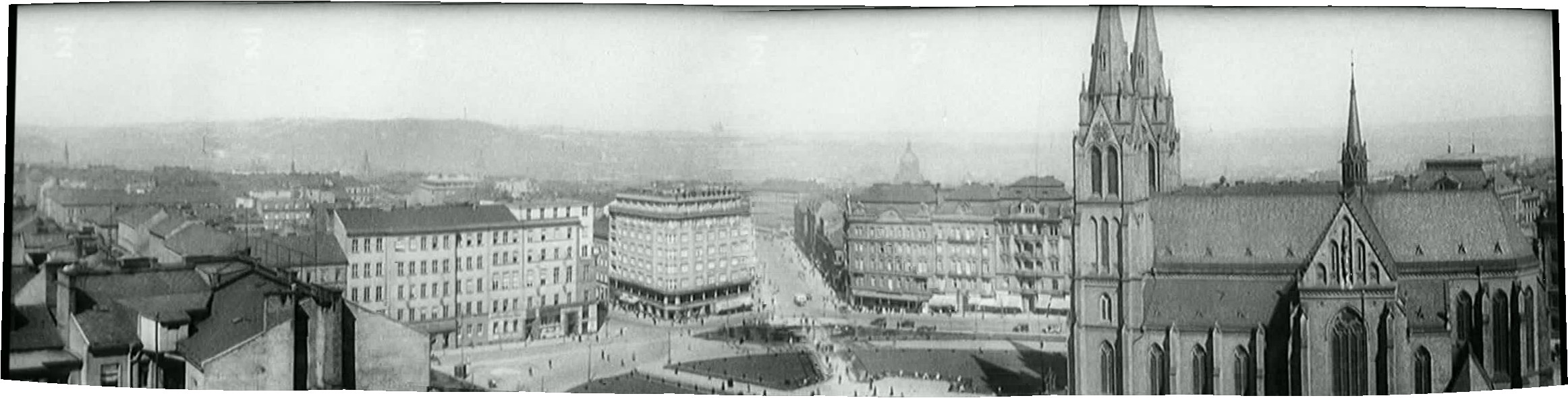 Širokoúhlý snímek složený z filmových políček panoramatického záběru (náměstí Míru).
		     <br><small><i>Zdroj: Hledání ztraceného času (K. Čáslavský a P. Vantuch, Česká televize).</i></small>