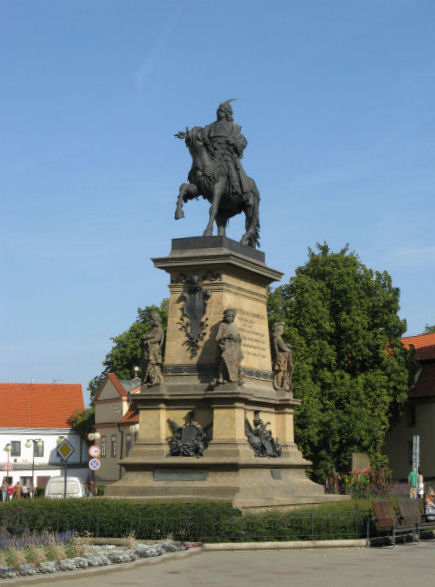 Pomník Jiřího z Poděbrad na náměstí v Poděbradech.