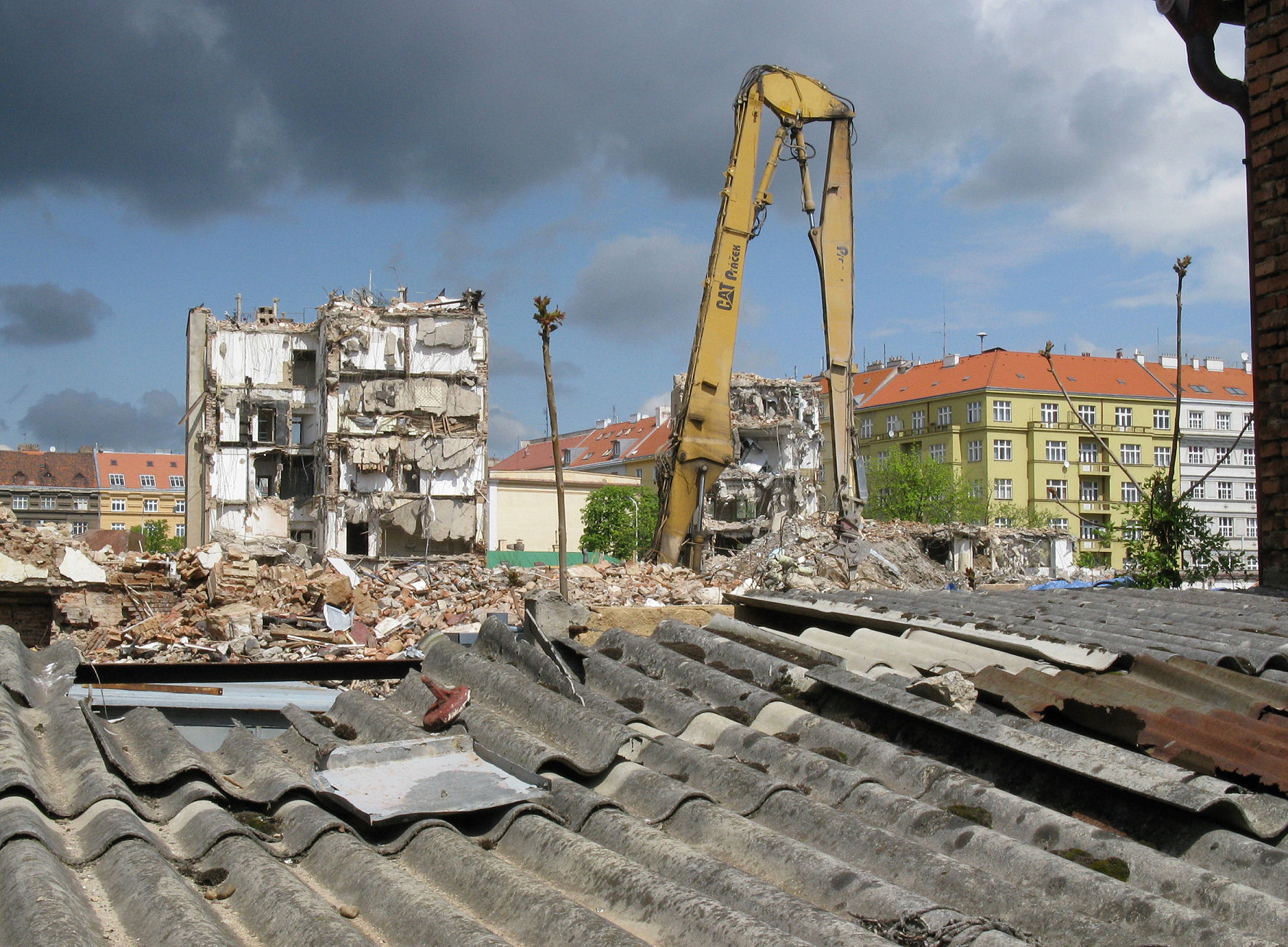 Demolice průmyslového areálu Orionky v roce 2008.